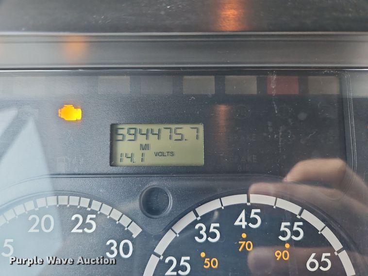 image for item DP2454 2011 Freightliner Cascadia  semi truck