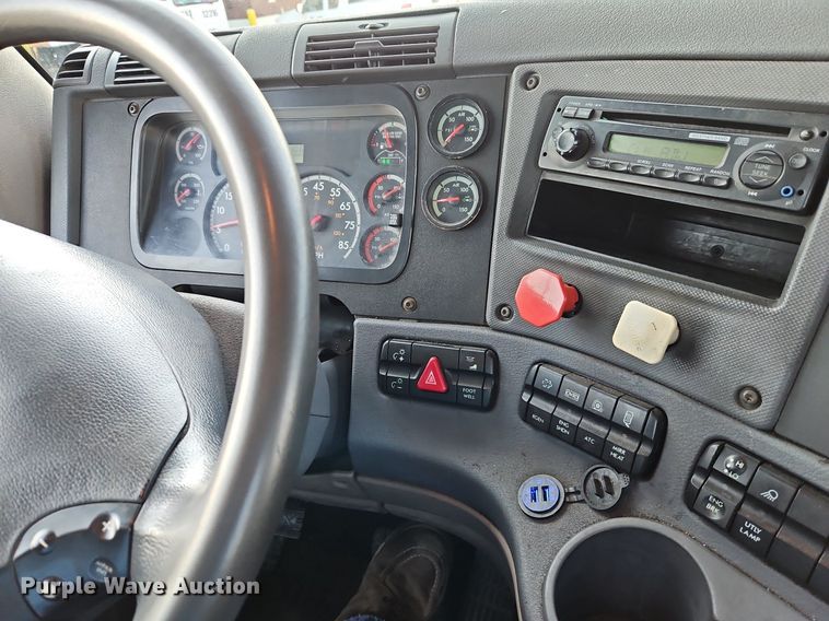 image for item DP2454 2011 Freightliner Cascadia  semi truck