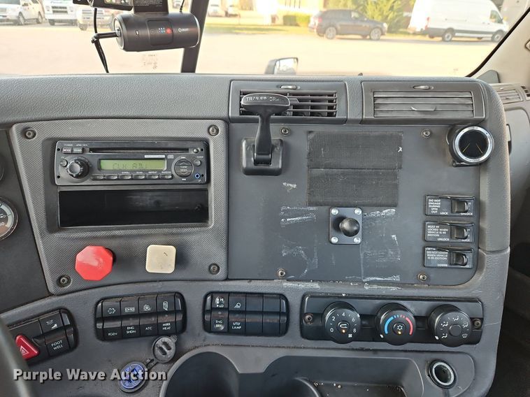 image for item DP2454 2011 Freightliner Cascadia  semi truck