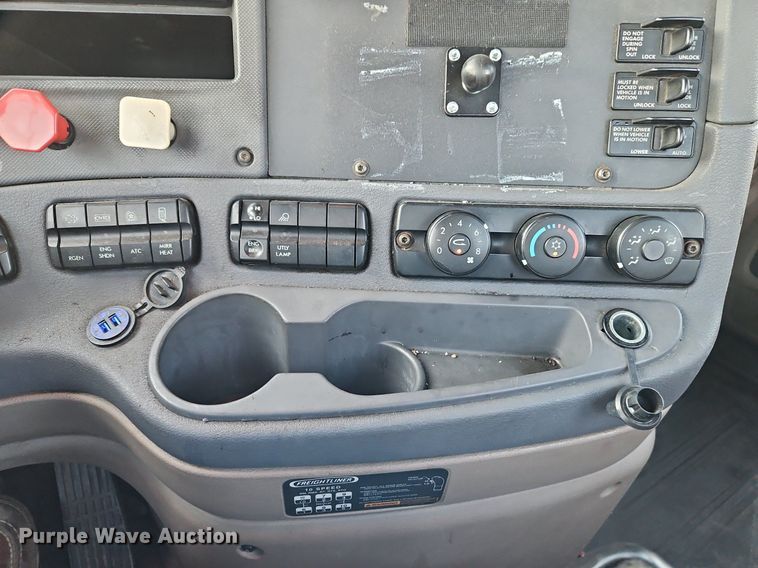 image for item DP2454 2011 Freightliner Cascadia  semi truck