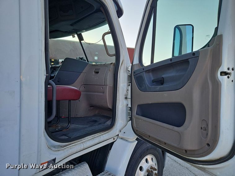 image for item DP2454 2011 Freightliner Cascadia  semi truck