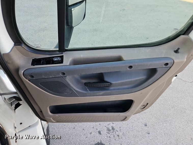 image for item DP2454 2011 Freightliner Cascadia  semi truck