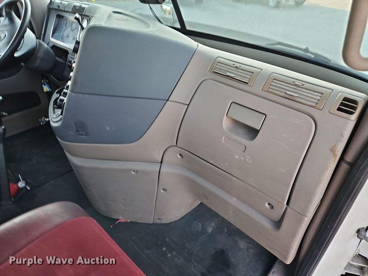 image for item DP2454 2011 Freightliner Cascadia  semi truck