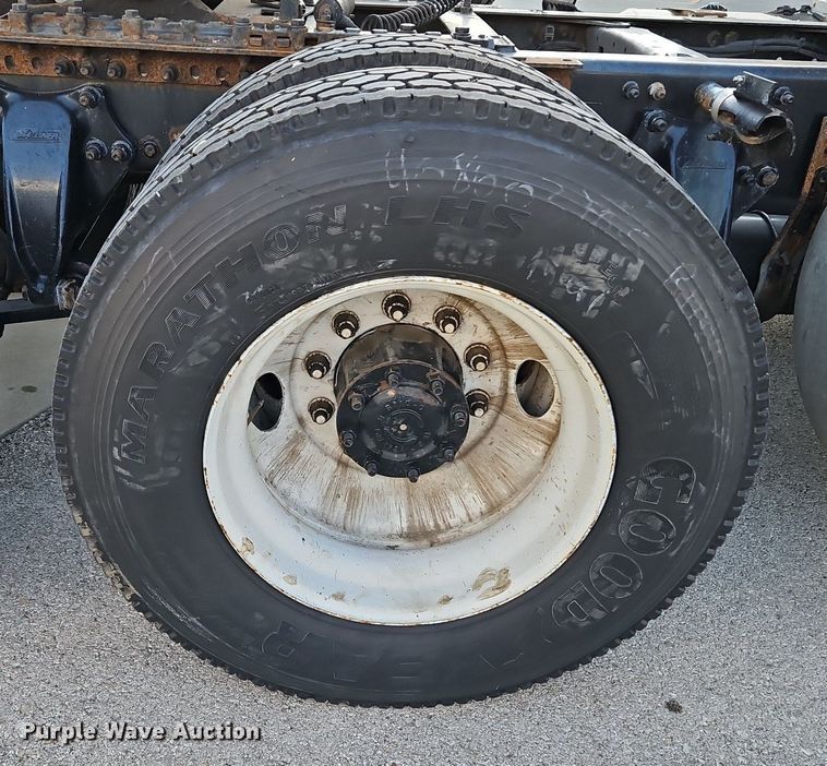 image for item DP2454 2011 Freightliner Cascadia  semi truck