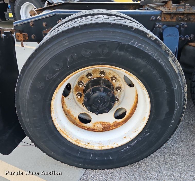 image for item DP2454 2011 Freightliner Cascadia  semi truck