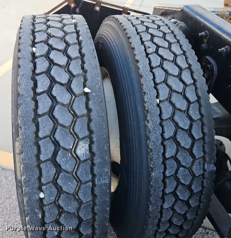 image for item DP2454 2011 Freightliner Cascadia  semi truck