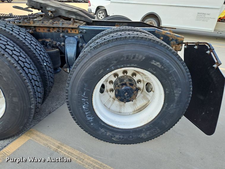 image for item DP2454 2011 Freightliner Cascadia  semi truck