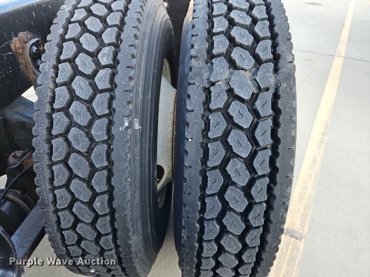 image for item DP2454 2011 Freightliner Cascadia  semi truck