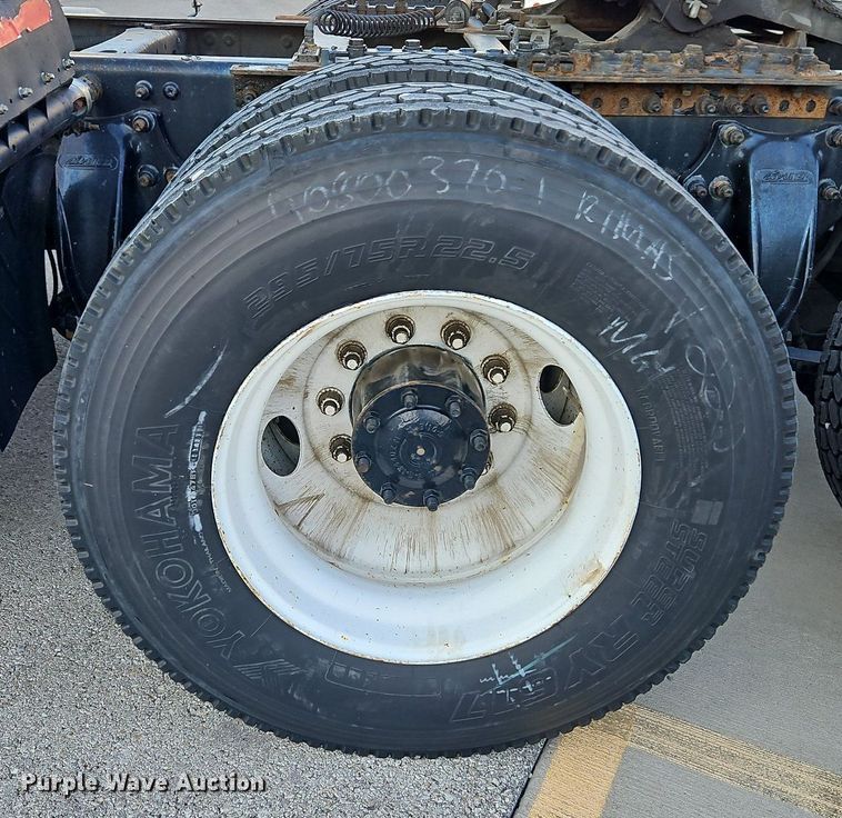 image for item DP2454 2011 Freightliner Cascadia  semi truck