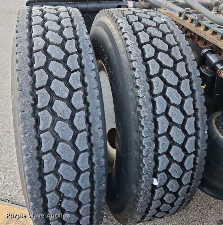 image for item DP2454 2011 Freightliner Cascadia  semi truck