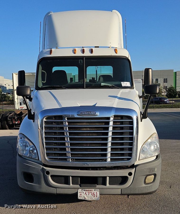 image for item DP2455 2011 Freightliner Cascadia  semi truck