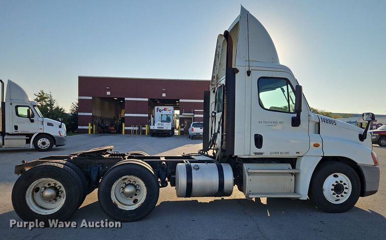 image for item DP2455 2011 Freightliner Cascadia  semi truck