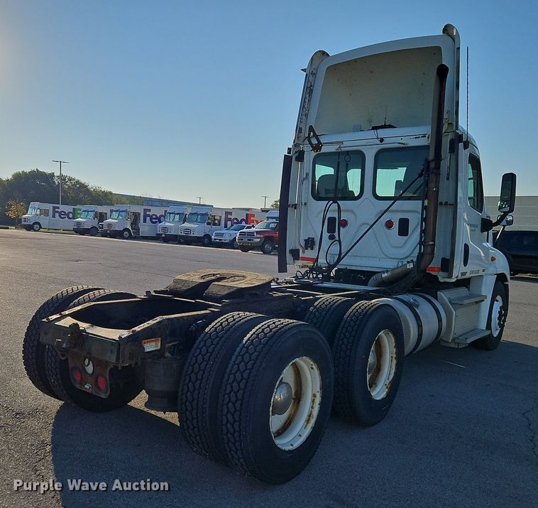 image for item DP2455 2011 Freightliner Cascadia  semi truck