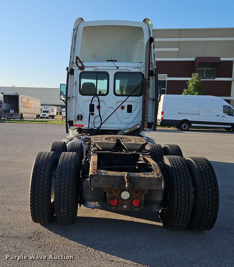 image for item DP2455 2011 Freightliner Cascadia  semi truck