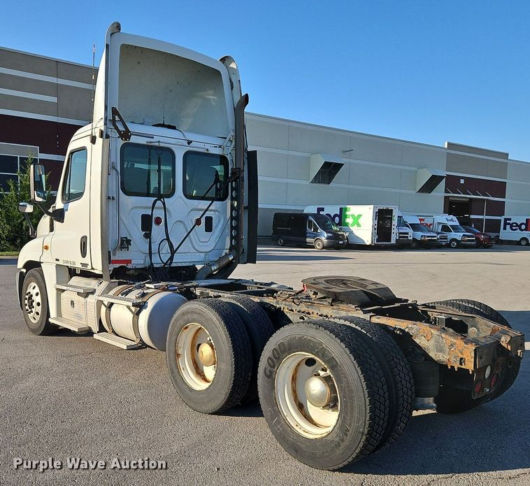 image for item DP2455 2011 Freightliner Cascadia  semi truck