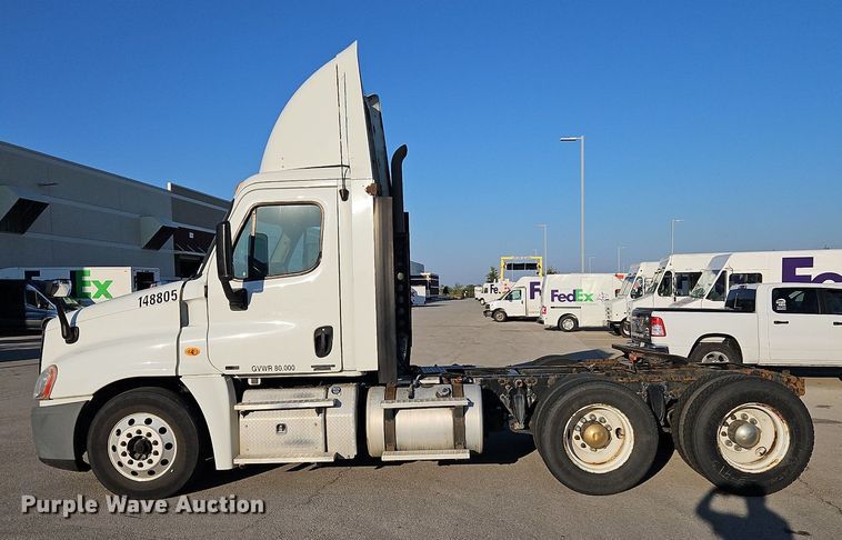 image for item DP2455 2011 Freightliner Cascadia  semi truck