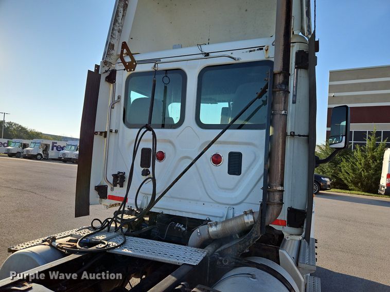 image for item DP2455 2011 Freightliner Cascadia  semi truck