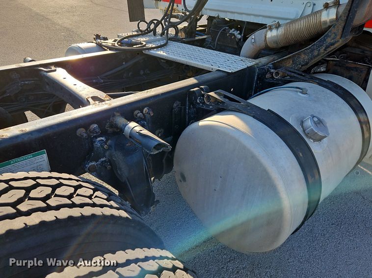 image for item DP2455 2011 Freightliner Cascadia  semi truck