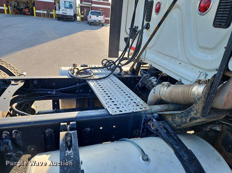 image for item DP2455 2011 Freightliner Cascadia  semi truck