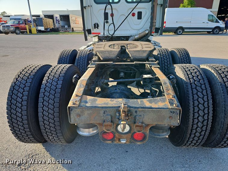 image for item DP2455 2011 Freightliner Cascadia  semi truck