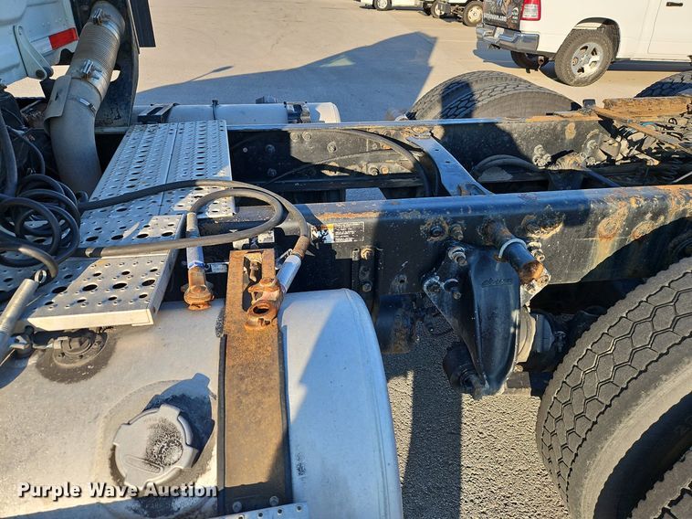 image for item DP2455 2011 Freightliner Cascadia  semi truck