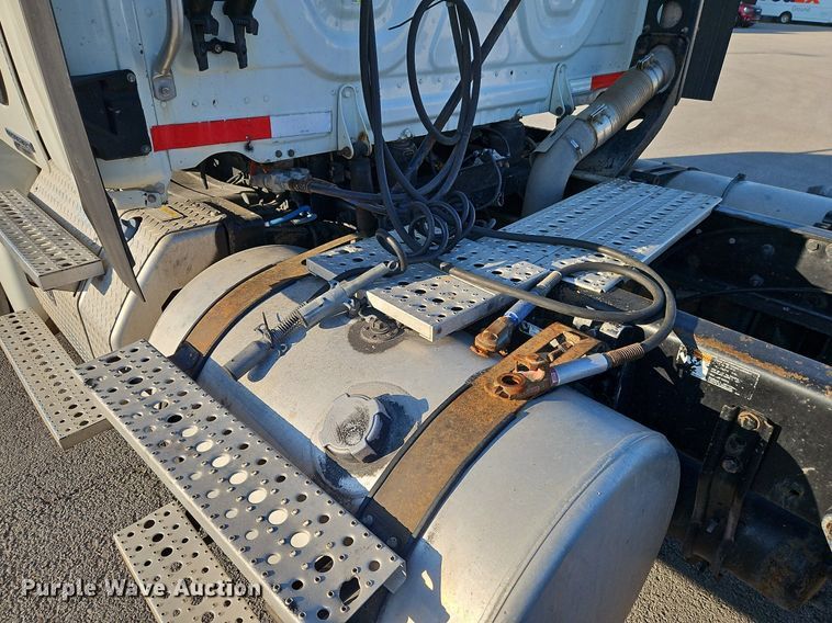 image for item DP2455 2011 Freightliner Cascadia  semi truck