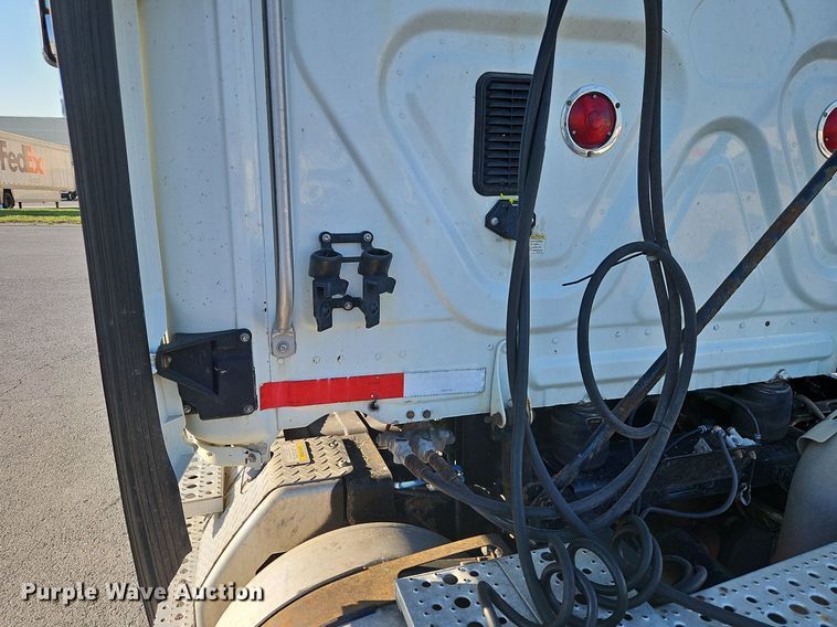 image for item DP2455 2011 Freightliner Cascadia  semi truck