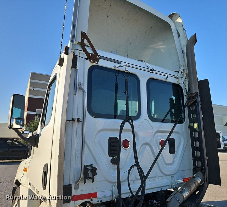 image for item DP2455 2011 Freightliner Cascadia  semi truck