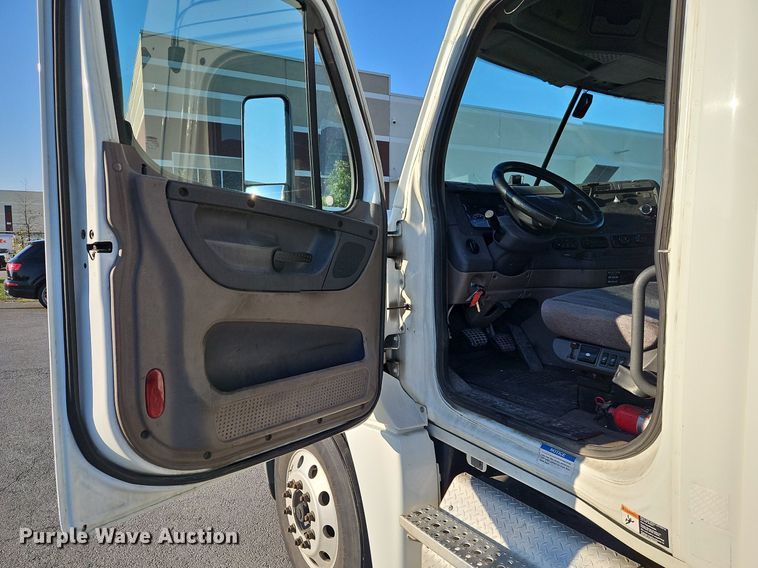 image for item DP2455 2011 Freightliner Cascadia  semi truck