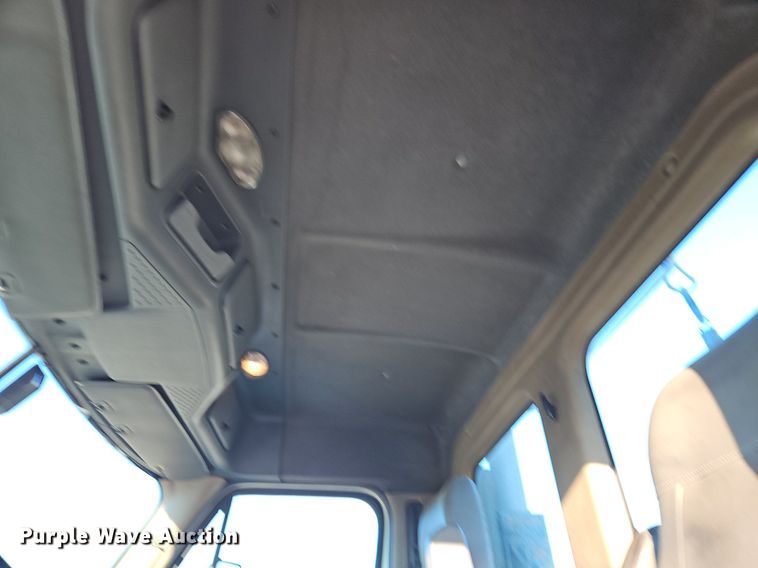 image for item DP2455 2011 Freightliner Cascadia  semi truck