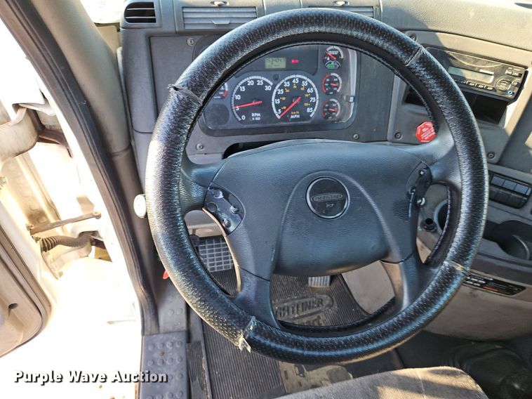 image for item DP2455 2011 Freightliner Cascadia  semi truck