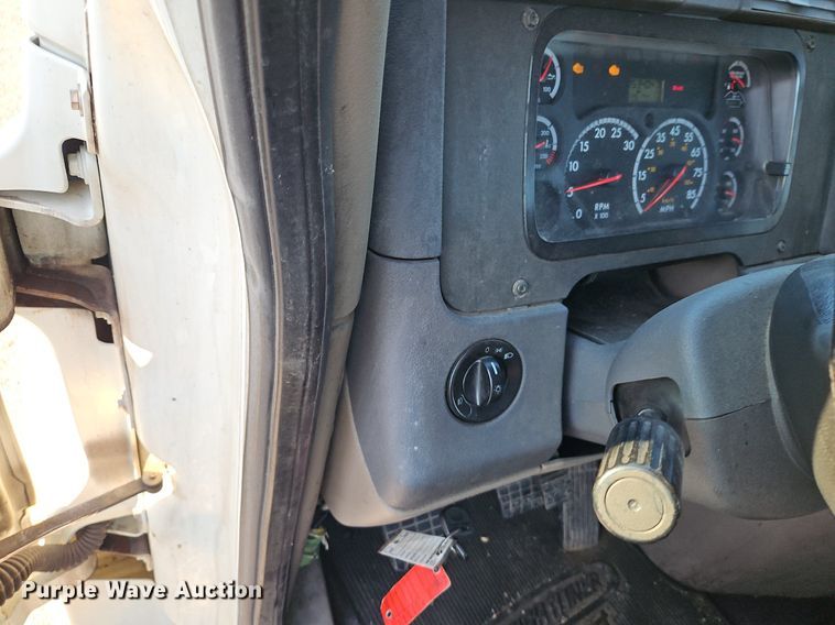 image for item DP2455 2011 Freightliner Cascadia  semi truck