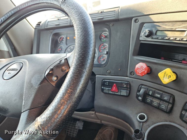 image for item DP2455 2011 Freightliner Cascadia  semi truck