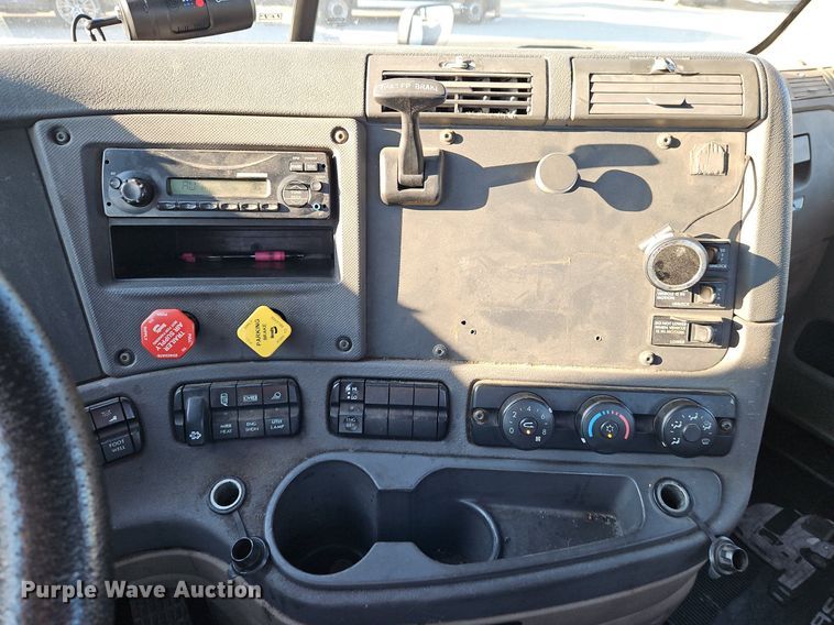 image for item DP2455 2011 Freightliner Cascadia  semi truck