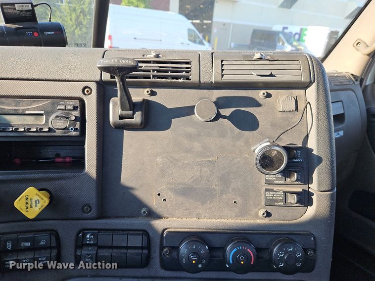 image for item DP2455 2011 Freightliner Cascadia  semi truck