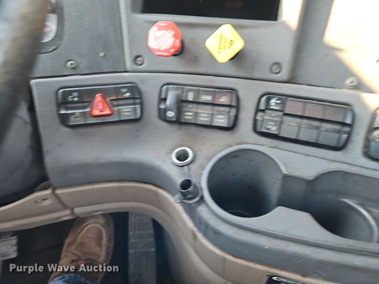 image for item DP2455 2011 Freightliner Cascadia  semi truck