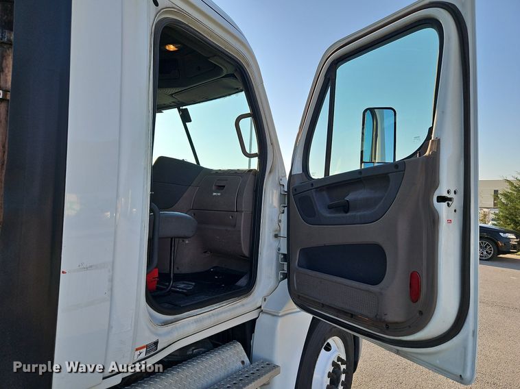 image for item DP2455 2011 Freightliner Cascadia  semi truck