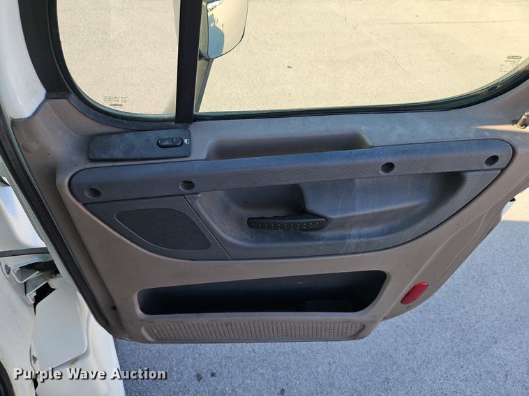 image for item DP2455 2011 Freightliner Cascadia  semi truck