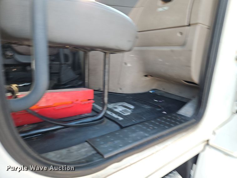 image for item DP2455 2011 Freightliner Cascadia  semi truck