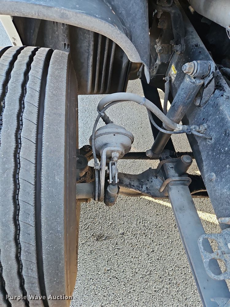 image for item DP2455 2011 Freightliner Cascadia  semi truck