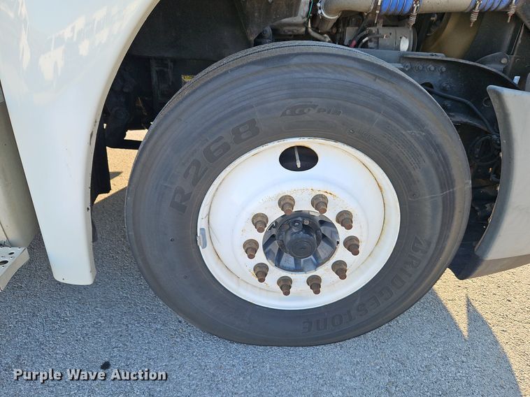 image for item DP2455 2011 Freightliner Cascadia  semi truck