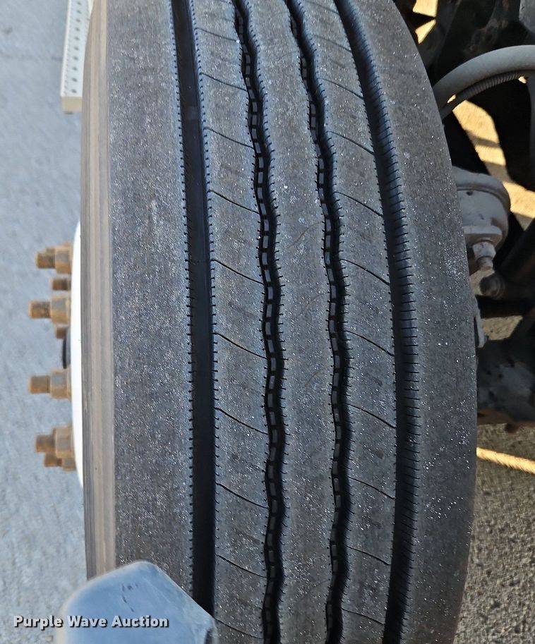 image for item DP2455 2011 Freightliner Cascadia  semi truck