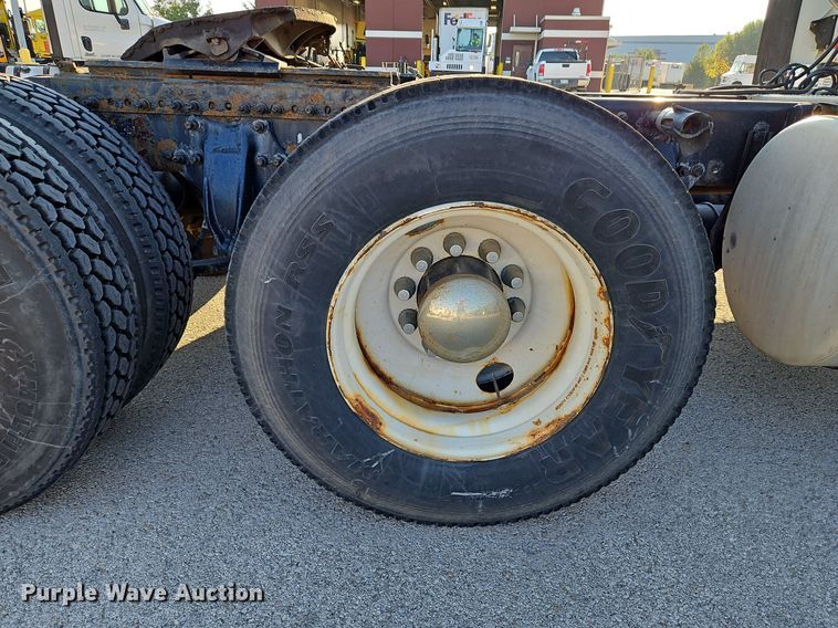 image for item DP2455 2011 Freightliner Cascadia  semi truck