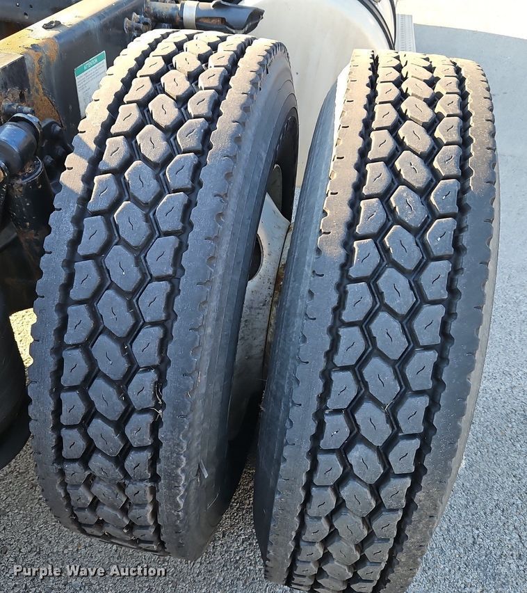 image for item DP2455 2011 Freightliner Cascadia  semi truck