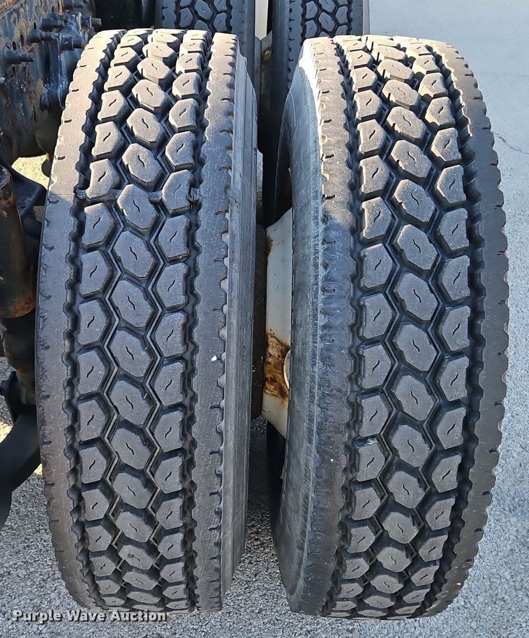 image for item DP2455 2011 Freightliner Cascadia  semi truck