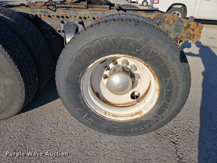 image for item DP2455 2011 Freightliner Cascadia  semi truck