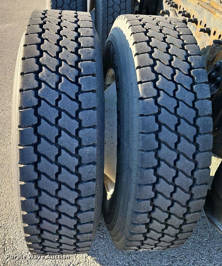 image for item DP2455 2011 Freightliner Cascadia  semi truck