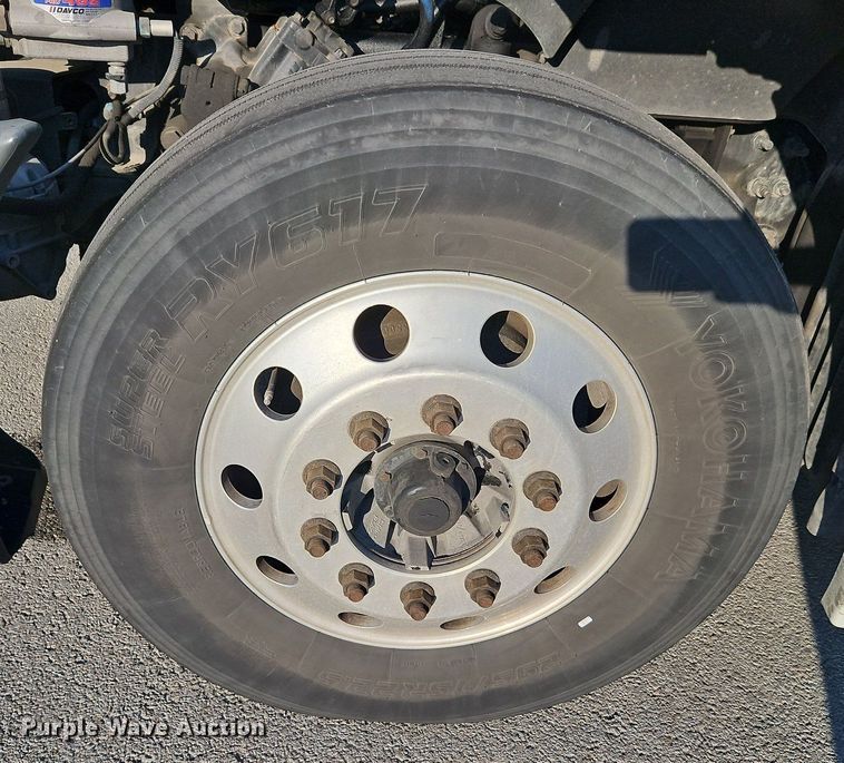 image for item DP2455 2011 Freightliner Cascadia  semi truck