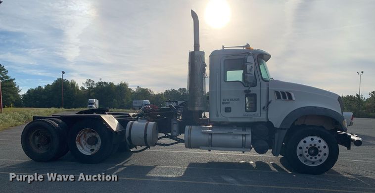 image for item DP8689 2009 Mack GU713  semi truck