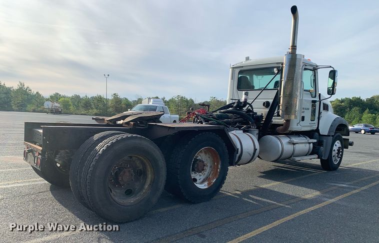 image for item DP8689 2009 Mack GU713  semi truck